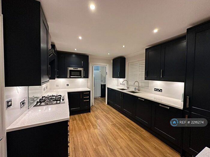 6 Bedroom Semi-Detached House To Rent In Sinclair Grove, London, NW11