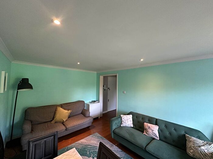 2 Bedroom Flat To Rent In Brompton Park Crsecent, Fulham, SW6