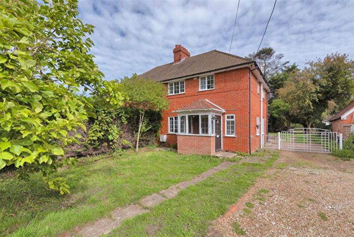 4 Bedroom Semi-Detached House For Sale In Meadow View, Laddingford, ME18