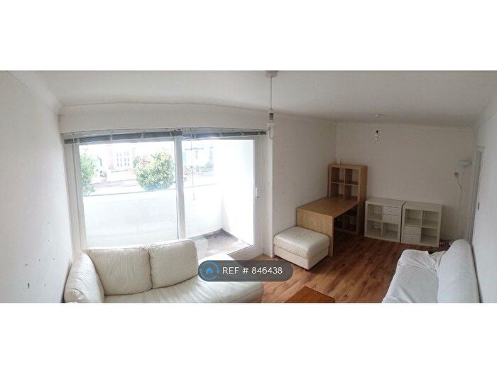 2 Bedroom Flat To Rent In Willes Court, Leamington Spa, CV31