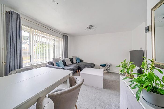 1 Bedroom Flat For Sale In High Wycombe, Downley, Buckinghamshire, HP13