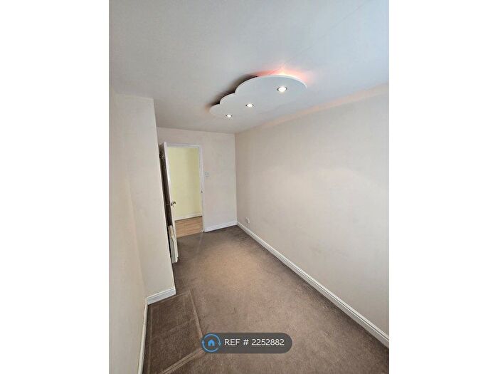 2 Bedroom Flat To Rent In Coalmans Way, Burnham, Slough, SL1
