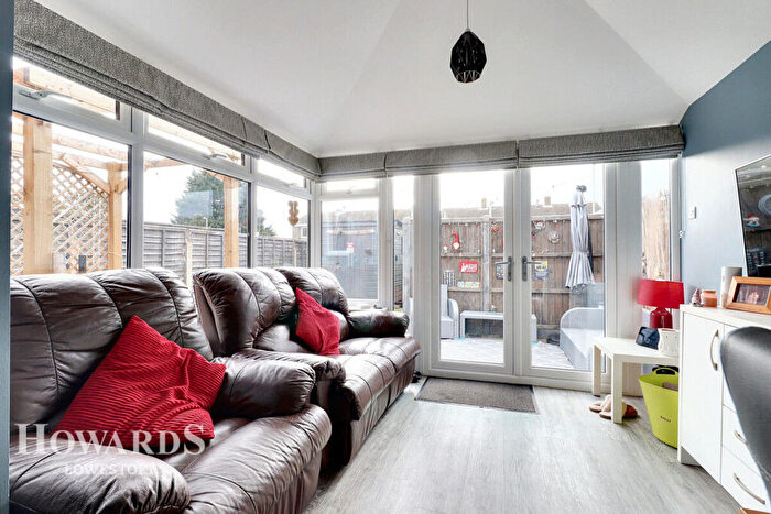 3 Bedroom Semi Detached House For Sale In Roydon Way, Oulton Broad, NR32