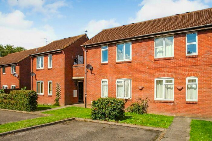 1 Bedroom Flat To Rent In Langstone Court, Aylesbury, HP20