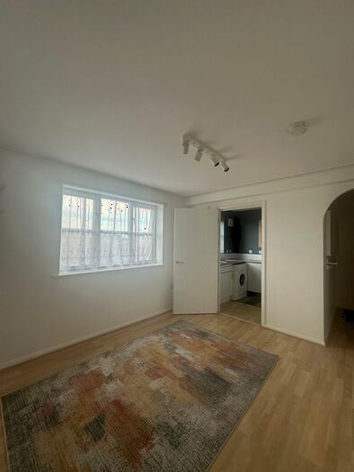 1 Bedroom Flat To Rent In Regarth Avenue, Romford, RM1