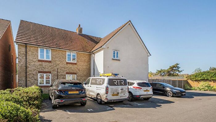2 Bedroom Flat For Sale In Mason Way, Great Wakering, SS3