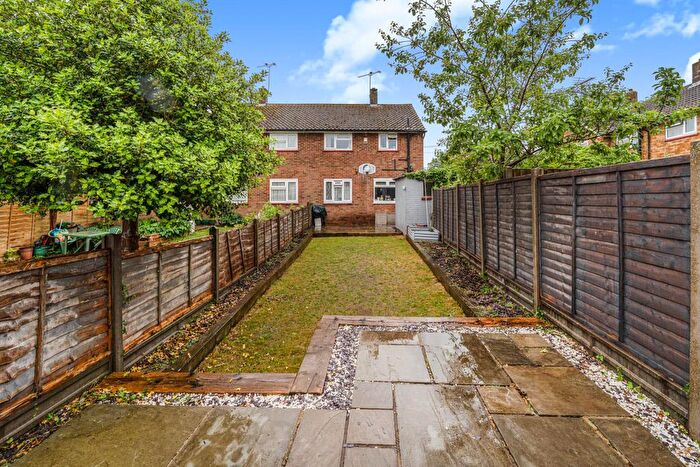 2 Bedroom Semi Detached House For Sale In Halyard Close, Luton, LU3