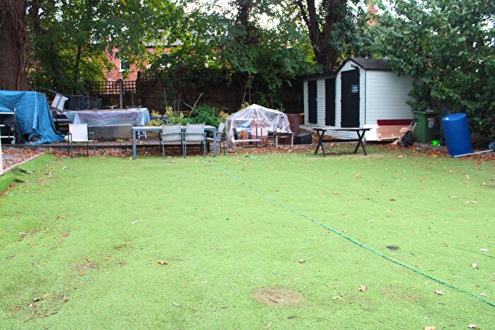 5 Bedroom Flat To Rent In London, NW2