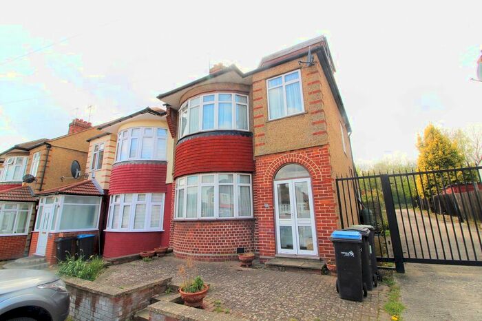 4 Bedroom Semi-Detached House To Rent In Oakwood Avenue, Southgate, N14