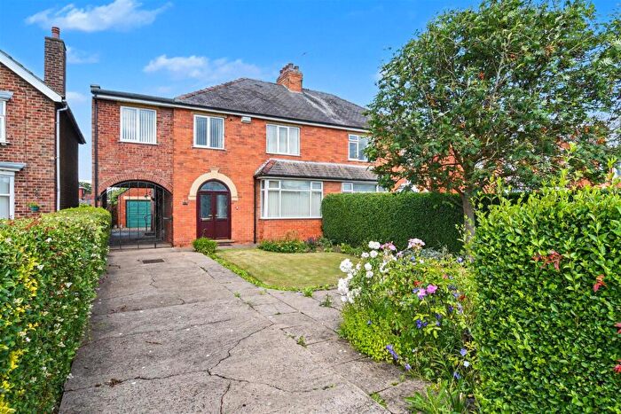 4 Bedroom Semi-Detached House For Sale In Glanford Road, Brigg, DN20