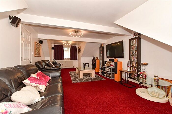 6 Bedroom Detached Bungalow For Sale In Fairlight Avenue, Telscombe Cliffs, East Sussex, BN10