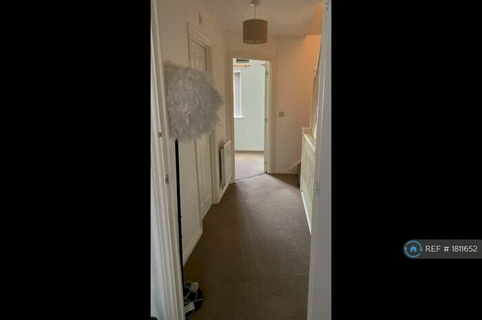 4 Bedroom Semi-Detached House To Rent In Hexagon Close, Manchester, M9