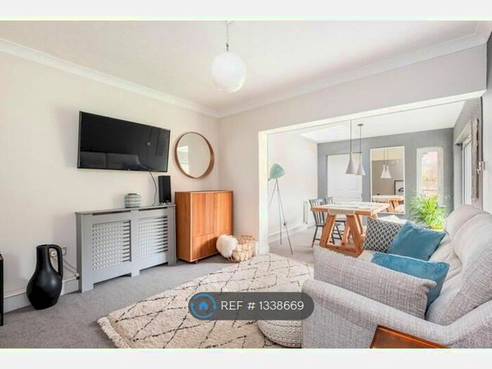 3 Bedroom Semi-Detached House To Rent In Carrington Avenue, York, YO26