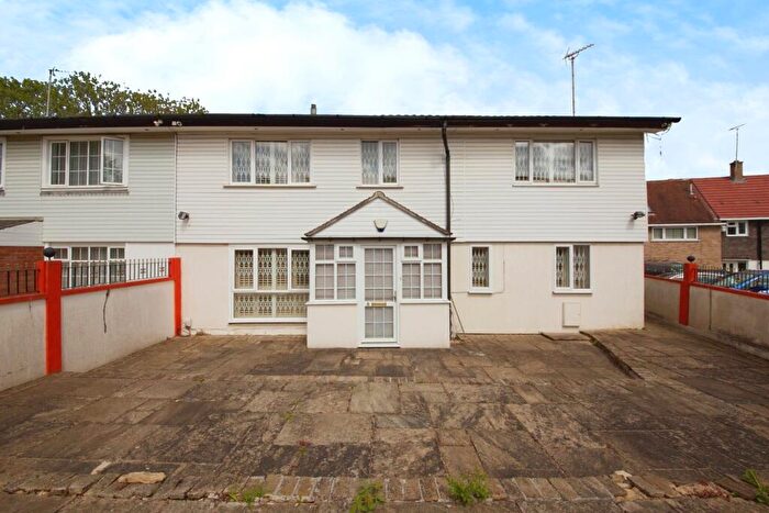 4 Bedroom Semi-Detached House For Sale In Chiltern Dene, Enfield, EN2