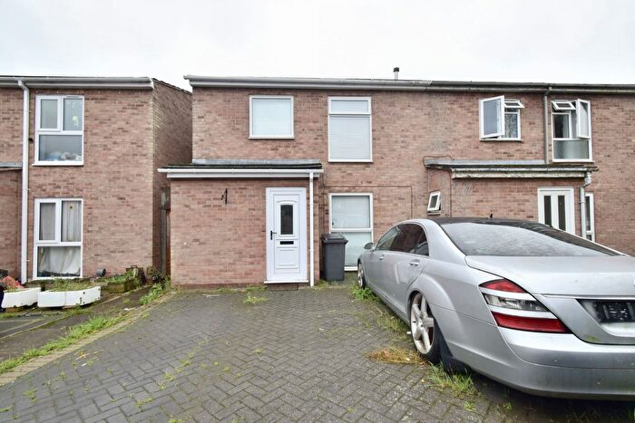 3 Bedroom End Terrace House For Sale In Hollybush Close, Thurnby Lodge, Leicester, LE5