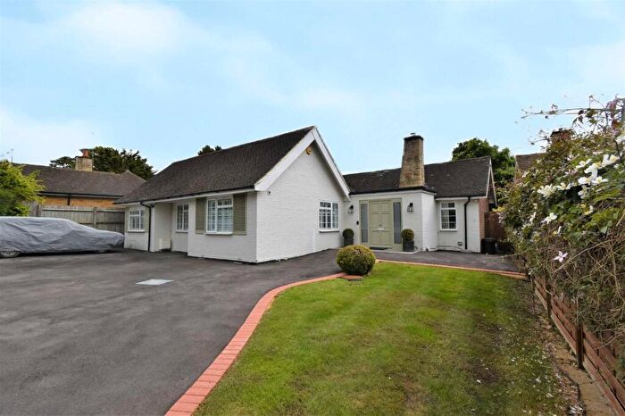 4 Bedroom Detached Bungalow To Rent In Howletts Lane, Ruislip, HA4