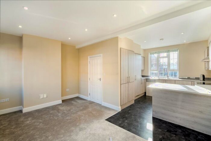 2 Bedroom Flat To Rent In Church Street Reigate, RH2