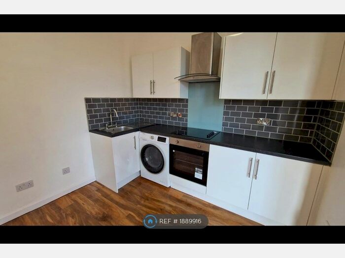 3 Bedroom Flat To Rent In Polygon Road, Manchester, M8