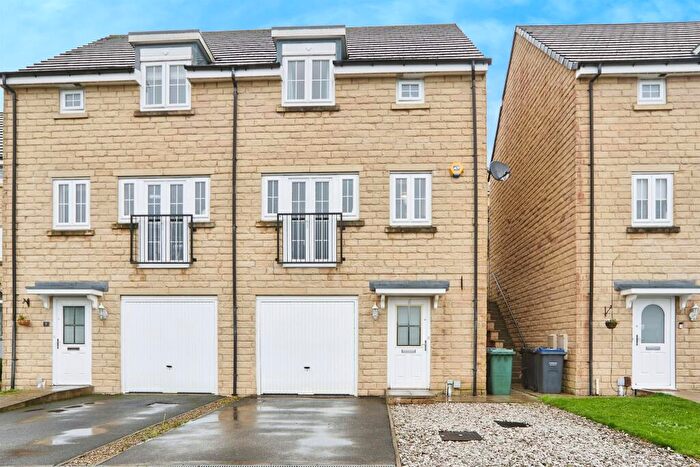 3 Bedroom Semi Detached House For Sale In Low Whin Close, Keighley, BD22