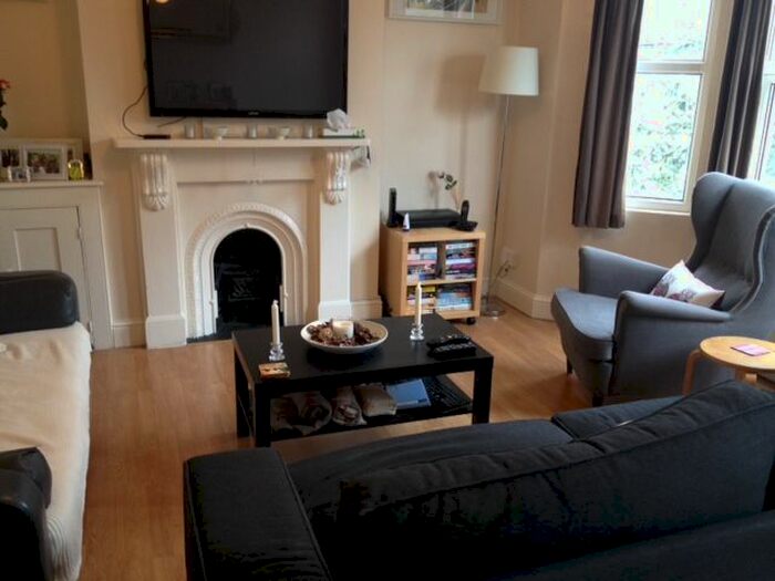 1 Bedroom Flat To Rent In Vanderbilt Road, Earlsfield, SW18