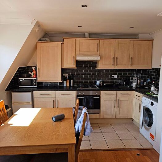 2 Bedroom Flat To Rent In Bethnal Green Road, London, E2