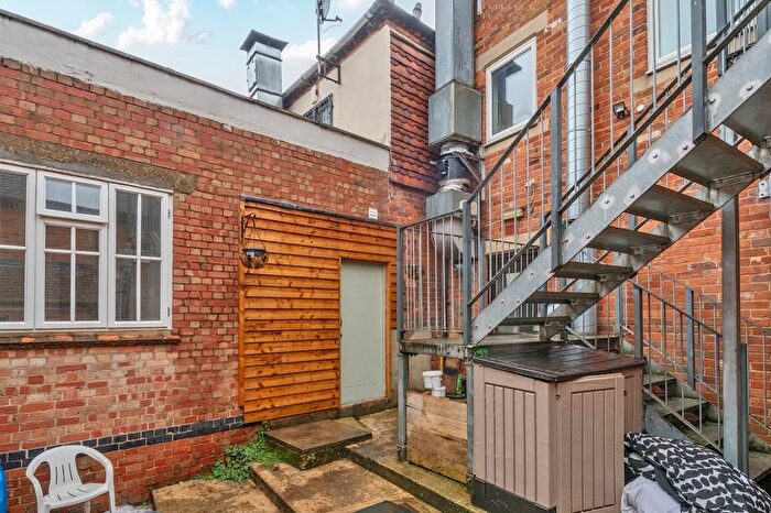 2 Bedroom Flat For Sale In Newbury, Berkshire, RG14