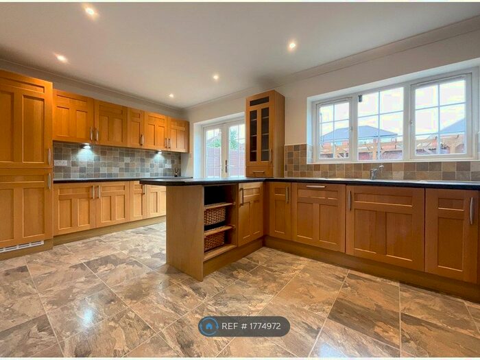 4 Bedroom Semi-Detached House To Rent In St. Ursulas Road, Doncaster, DN4