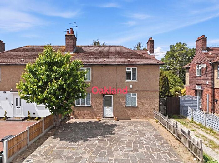 2 Bedroom Ground Maisonette For Sale In Crown Road, Ilford, IG6
