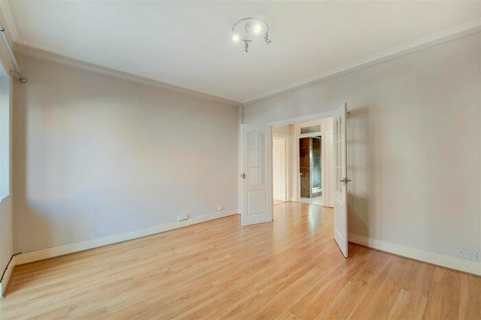 2 Bedroom Flat For Sale In Courtleigh, Bridge Lane, Temple Fortune, NW11