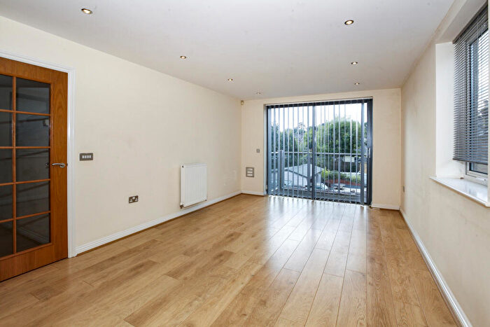 1 Bedroom Flat To Rent In The Crescent, Maidenhead, SL6