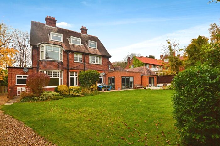 2 Bedroom Flat To Rent In Park Farm Road, BR1