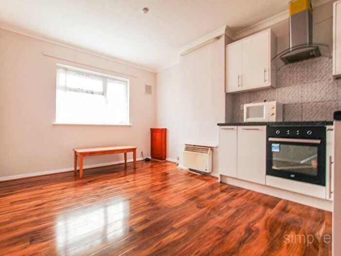 2 Bedroom Flat To Rent In East Avenue, Hayes, Middlesex, UB3