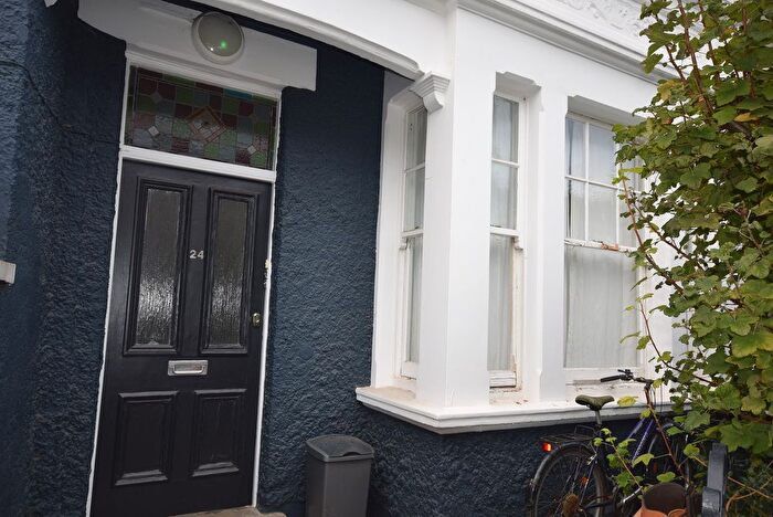 2 Bedroom Flat To Rent In Gartmoor Gardens, London, SW19