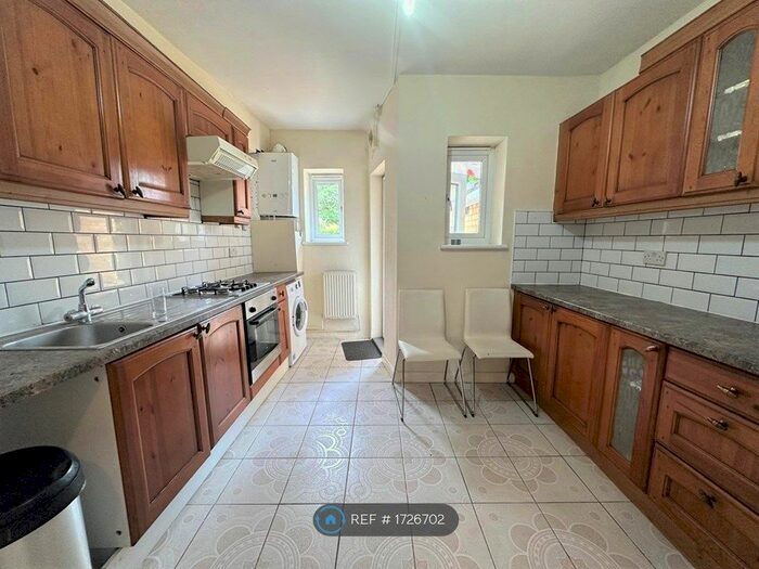 3 Bedroom Flat To Rent In Mascalls Court, London, SE7