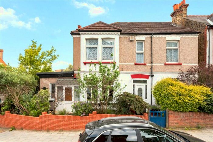 3 Bedroom Flat To Rent In Thornlaw Road, West Norwood, London, SE27
