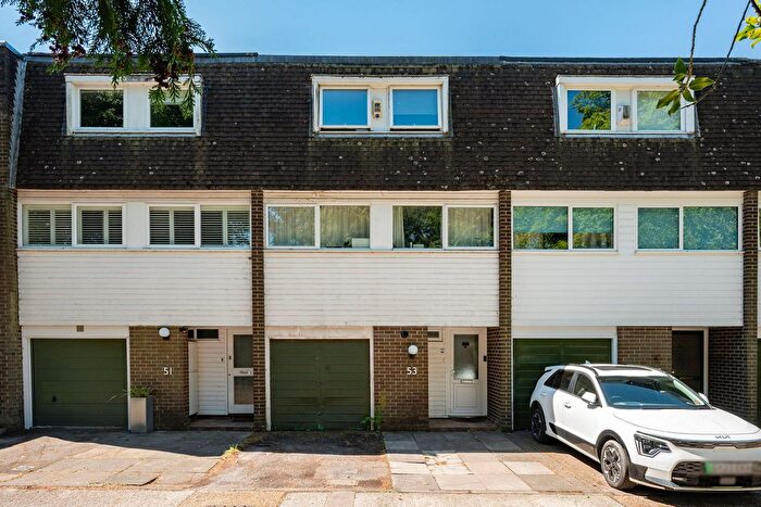 4 Bedroom Town House For Sale In Ashleigh Road, Horsham, RH12