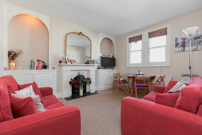 2 Bedroom Flat To Rent In Waldemar Avenue, London, SW6