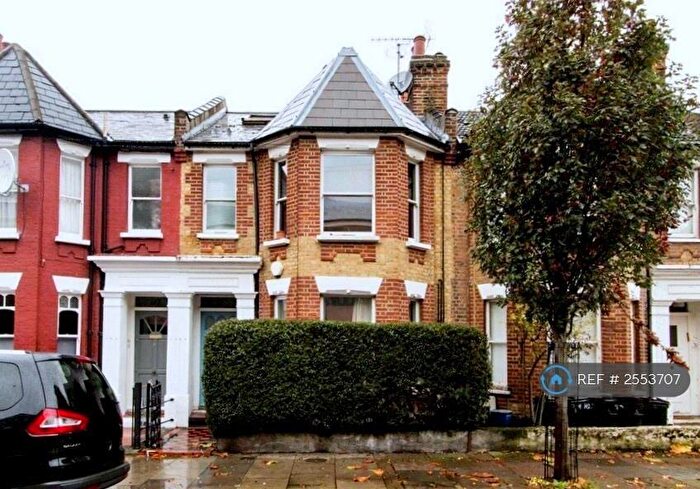 3 Bedroom Flat To Rent In Geldeston Road, London, E5