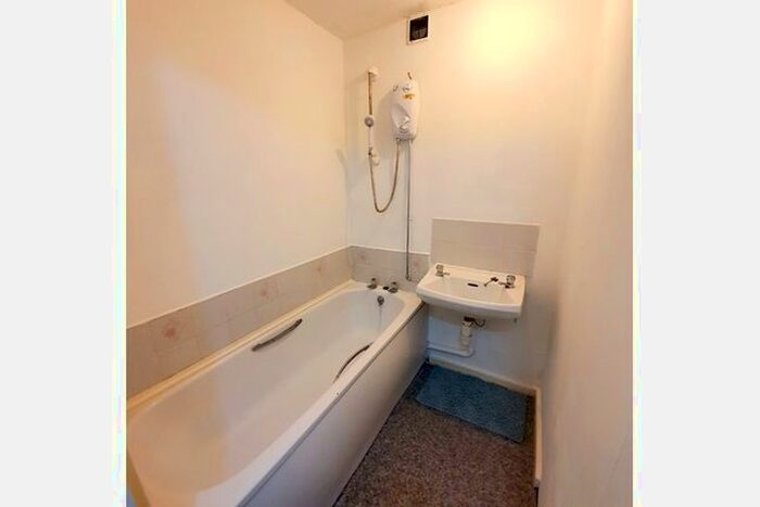 1 Bedroom Flat For Sale In Manston Road, Thanet, Ramsgate, CT12