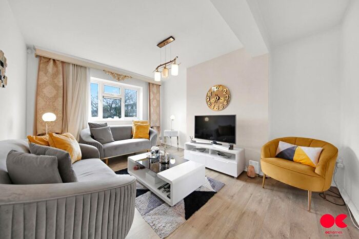 1 Bedroom Flat For Sale In Bell Avenue, Romford, RM3