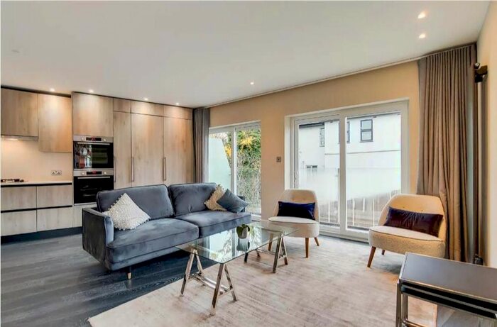 3 Bedroom Flat To Rent In Woodlands, Golders Green, NW11