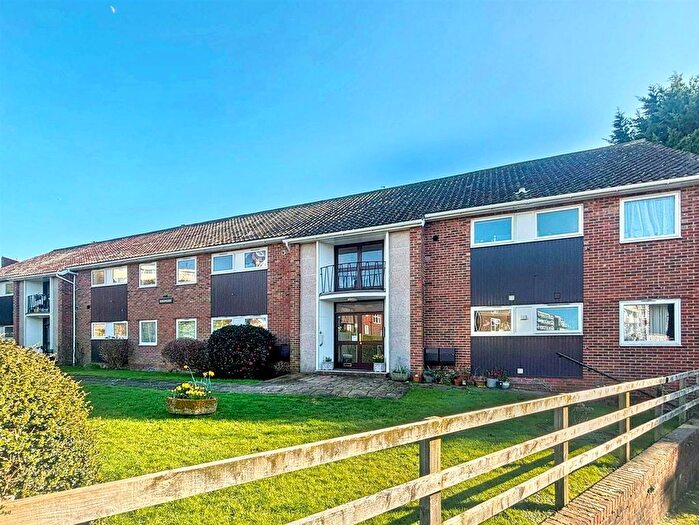 2 Bedroom Flat For Sale In Michel Grove, Eastbourne, BN21