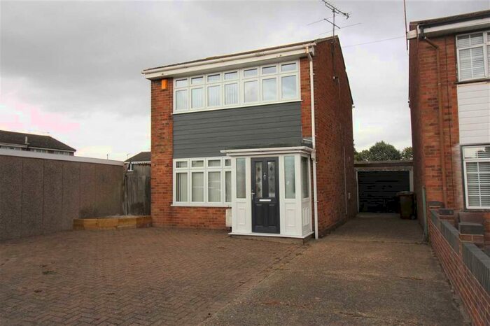 3 Bedroom Detached House To Rent In Bedroom Detached Family Home - Tilbury, RM18
