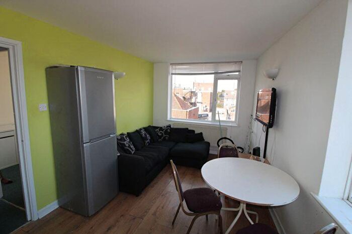 3 Bedroom Flat To Rent In Waterloo Road, BH9