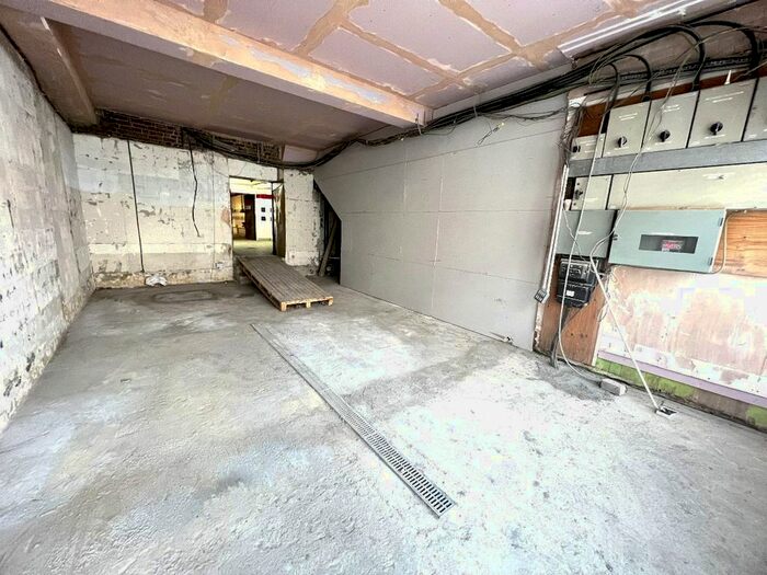 6 Bedroom Retail Property To Rent In Green Lanes, London, N4