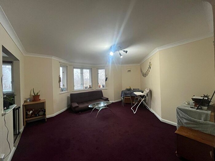 2 Bedroom Flat To Rent In Juniper Court, Hounslow, TW3