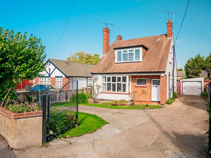 3 Bedroom Detached House For Sale In London Road, Rayleigh, SS6