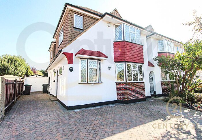 4 Bedroom Link Detached House To Rent In Motspur Park New Malden, KT3