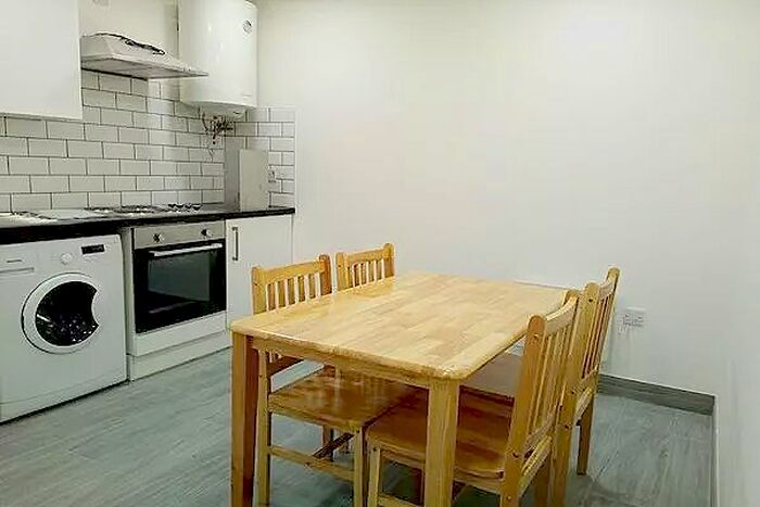 2 Bedroom Flat To Rent In Ferndale Road, London, SW9