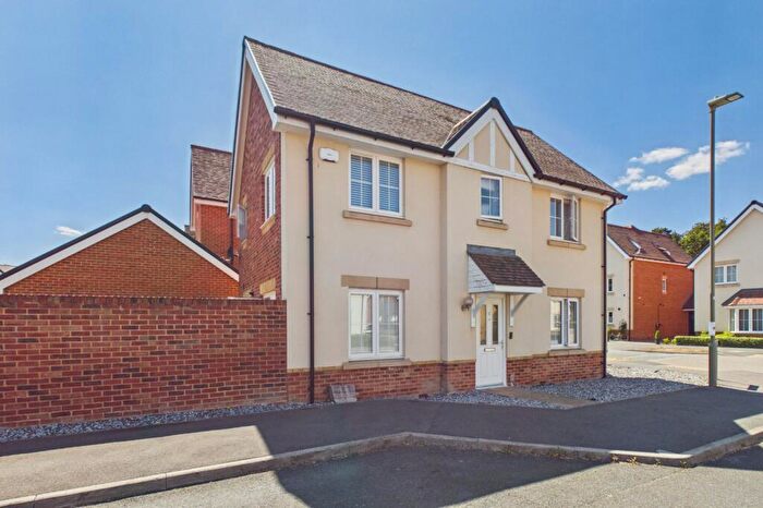 3 Bedroom Detached House For Sale In Yeomans Lane, Blackwater, Camberley, Hampshire, GU17